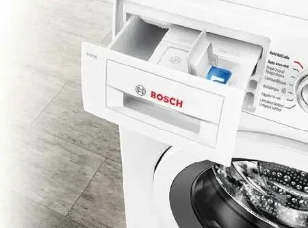 Lavatrice Bosch con il cassetto del detersivo aperto e pannello di controllo visibile.