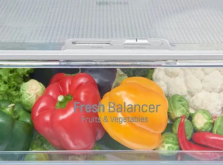 Vaschetta trasparente di un frigorifero LG con peperoni rossi e gialli, etichetta Fresh Balancer e verdure fresche.
